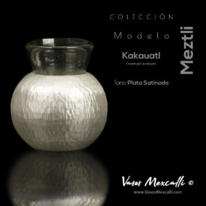 Vasos Mexcalli©️; Meztli, modelo “Kakauatl”, tono plata satinado