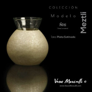 Vasos Mexcalli©️; Meztli, modelo “Ñiti”, tono plata satinado