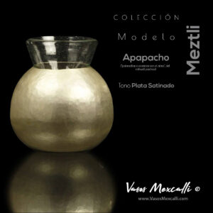 Vasos Mexcalli©️; Meztli, modelo “Apapacho”, tono plata satinado