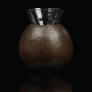 Vasos Mexcalli©️; Mezc’Art, modelo “Apapacho”, tono chocolate